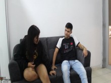 El cachondo de mi vecino me da una buena follada a mi coño a cambio de dinero - Porno en español