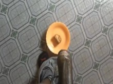 ADOLESCENTE EXTRAÑO CORRIENDO EN UN MERIENDA ANTES DE COMERLO ????????????