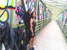 SÚPER HERMOSA PAREJA DE SWINGER PÚBLICO ATRAPADA POR LA CÁMARA DEL SENDERO EN BICICLETA