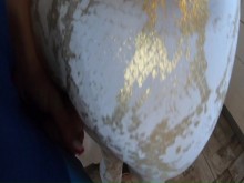 Mi impotente marido está en otra habitación. quiere oírnos follar.