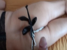 Me pongo lenceria erótica frente a mi hijastro y se excita, nos masturbamos, gran corrida en mi a