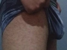 compañera me pone caliente y me masturbo en el baño