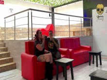 Le aseguro a mi chico vergonzoso en el baño de un bar swinger en Medellín