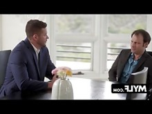 La voluptuosa esposa de pelo ardiente, Syren de Mer, es completamente cautivada por el superior de su marido, mientras el marido cornudo es testigo del evento.