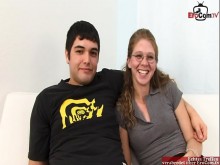 Esposa flaca con gafas se folla una BBC delante del cornudo