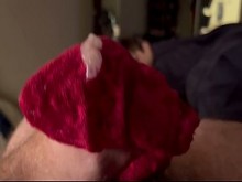 Cuck Looser le permite a su amante usar sus bragas sucias para masturbarse y correrse sobre él mismo
