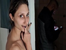 Mi marido no sabe cambiar ducha, llamé al electricista y se la di delante del cornudo