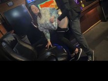 Cornudo en bar delante de marido y hablando sucio sexo en hotel con puerta abierta