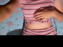 El jefe de mi marido llama a la casa, contesto, me excita y empiezo a masturbarme.