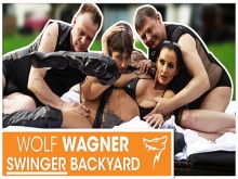 ¡Acción swinger al aire libre! ¡Dos MILFs disfrutan de tres pollas! WAGNER LOBO