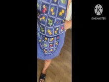 MI SUEGRA CULONA LIMPIA LA CASA ANTES QUE LLEGUE MI SUEGRO CON SU HIJA