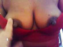 La MILF de ébano Nathalie Loulendo jugando con sus grandes pezones juega con mi polla