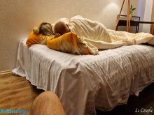 Marido cornudo compartiendo esposa con extraño y teniendo trío