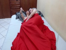 Me follo a mi hermanastra y la lleno de leche.