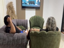 Día de ver películas, me pongo muy caliente y me desnudo para que mi marido me folle