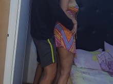 Mujer casada baila y frota su gran culo contra el amigo de su marido.