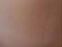 Coño mojado y estrecho recibiendo verga sin condón hasta que se corren dentro