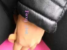 Segunda parte Foxy hot se masturba con su consolador en el transporte publico