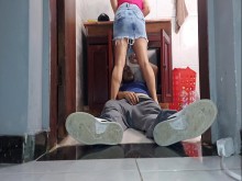 MUJER CON CUERNO recibe a un vecino fontanero con falda sin bragas