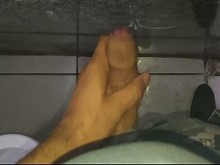 Paja caliente del cornudo en el baño público