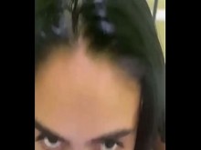 Joven casada de 18 años, chupándosela al cornudo y diciéndole que se lo va a dar al negro