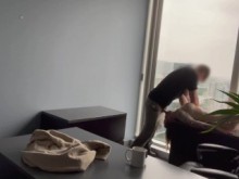 Me follo a mi MILF JEFE contra la ventana de su oficina