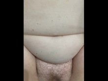 Chica blanca gordita y gruesa con grandes tetas naturales recibe una corrida desordenada en el coño peludo