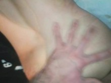 Amiga sexy azerí que se folla duro a la novia del vecino en el dormitorio sin su marido