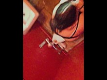 Bbw latina garganta profunda en el baño en un restaurante elegante