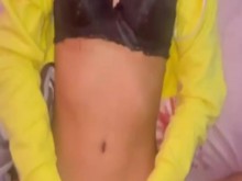 chica infiel con frenillos huye de su novio para que la follen duro