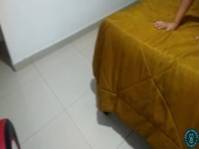Un seguidor me deja agotada de tanto darme duro mientras mi marido se masturba