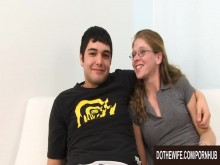 El tipo negro estira a la ama de casa Jenny Leigh mientras su cuck mira