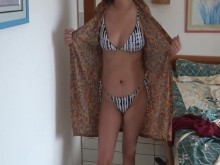 Mi jefe me graba poniéndome el bikini para ir a la playa a lucirme y ponerme las pollas bien duras