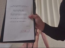¡Una mujer casada con urinario de carne de pechos pequeños firma un contrato para ser inseminada con la polla de otra persona y exponerla en Internet! ¡Máquina para hacer bebés determinada por huevos! [POV Creampie amateur] Mai es una ama de casa de 40 añ