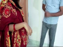 La esposa infiel del jefe toma la polla del empleado detrás de la puerta..Desi bhabhi folla xxx