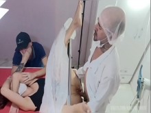 ¡Esposa follada durante el examen delante del cornudo!