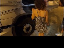 -¿ME FOLLAS EN EL CAMIÓN? -Esposa cachonda es follada por un camionero desconocido con su marido voyeur
