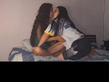 El marido pilla a una lesbiana besándose con su mujer