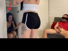 Le vendé los ojos a mi marido y escondí a mi amigo en el armario; ella entró durante el sexo