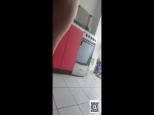 ????????MI SUEGRA ESTÁ COCINANDO SIN ROPA INTERIOR ????Y VEO SU GRAN CULO ????????