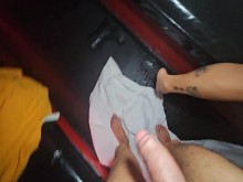 Me lleva al privado, me hace squirt y me llena de semen caliente.