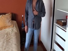 Madrastra muestra su gran culo con los jeans puestos y los jeans bajados, quiere sexo anal