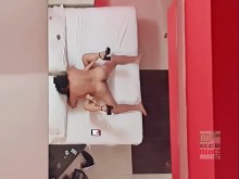 Cámara escondida POV techo, SHOW CUCKOLD esposa regia follando frente a su marido 2