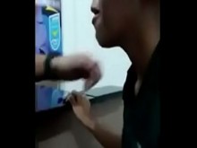 Joven morena de 18 años dando frente a su marido cornudo amateur cornudo parte 8