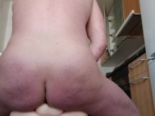 MILF eyacula en la cocina para su hijastro