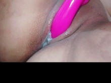 Puta sexy jugando con su gran vagina y se viene a chorros