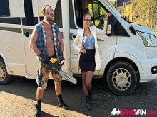 BangVan: ¡La tetona conductora de vehículos recreativos Jennifer Méndez es pillada orinando por un leñador musculoso real!