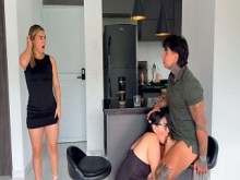 Madrastra cachonda se folla al novio de su hijastra a sus espaldas