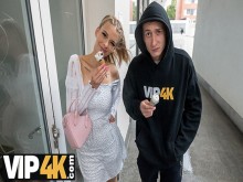 VIP4K. La rubia Naomi Love muestra sus tetas naturales y engaña a su novio. sexo caliente con
