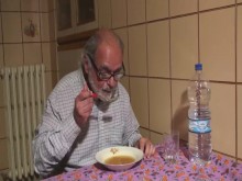 La cuidadora es follada delante del viejo proxeneta